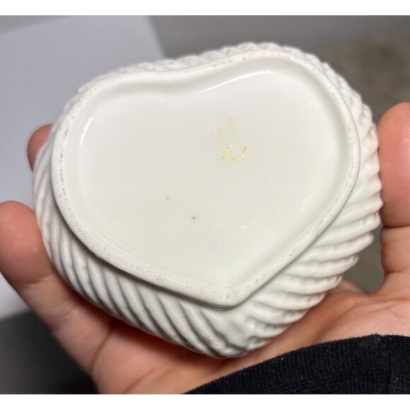 Trinket Box Heart Shaped Floral Lid 3D Purple Pansy 3.5" Intricate Details - Picture 8 of 8